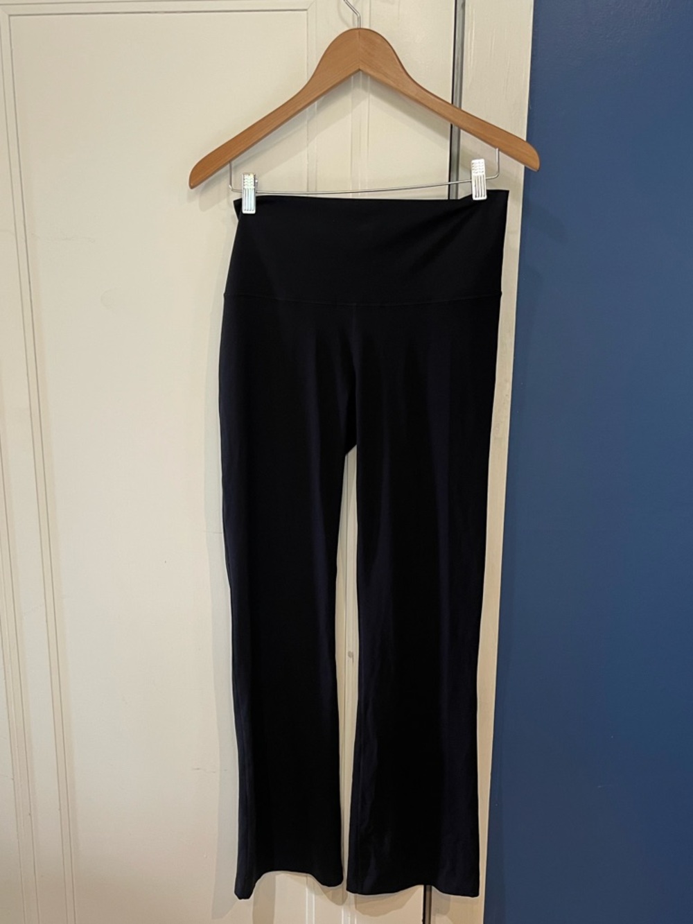 Nike Women’s one high waisted flared leggings. Black m. Sz L